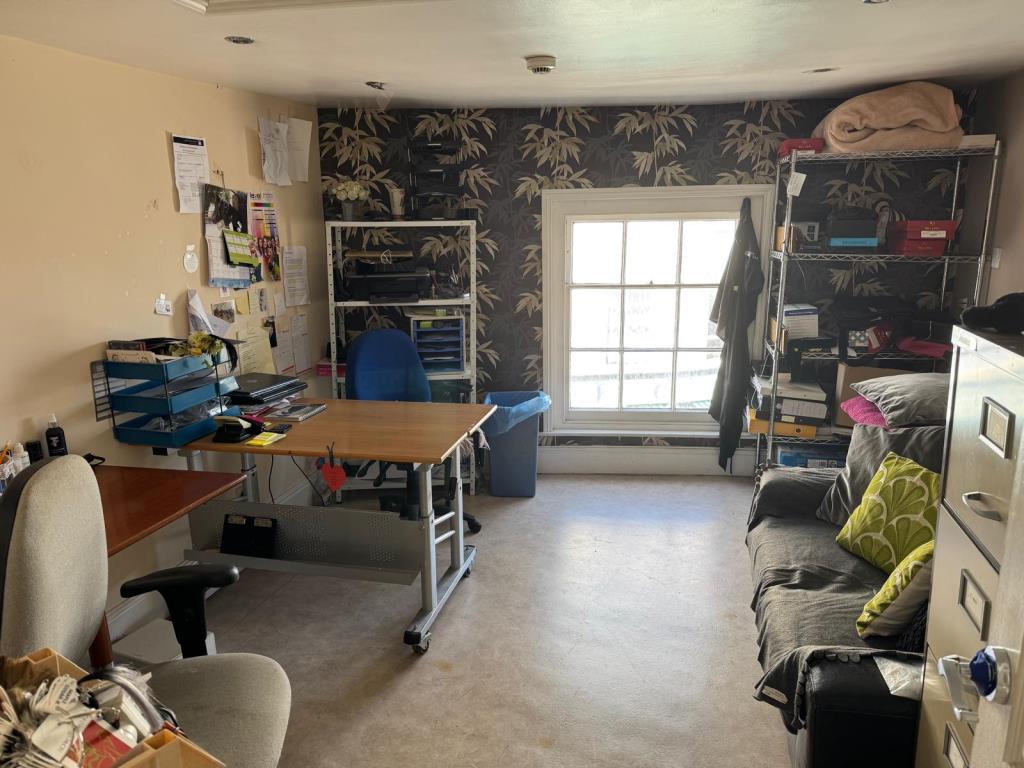 Lot: 114 - FREEHOLD FOUR STOREY TOWN CENTRE SHOP AND UPPER PARTS WITH CONVERSION POTENTIAL - Office area
